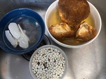 step2: 先把甘筍洗淨、去皮、切塊；乾料浸至軟身；陳皮浸軟後刮去果囊。