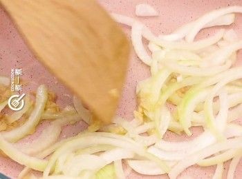 step3: 燒熱油，爆香蒜蓉及洋蔥
Heat oil. Stir fry minced garlic and onion until fragrant.