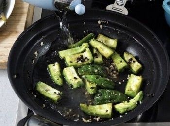 step4: 爆香蒜茸及豆豉，加入苦瓜炒香，下糖調味，下少許水煮約8分鐘。
Fry the minced garlic and fermented black bean until fragrant. Put the bitter melon to fry together, season with a little bit sugar, add some water, cook for about 8 min.
