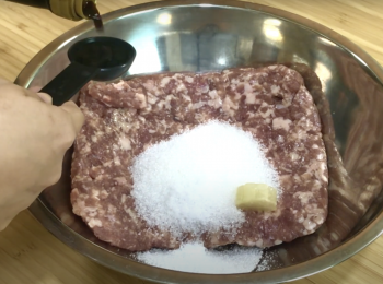 step1: 豬肉碎加入調味料，攪勻，醃15分鐘