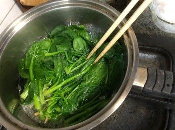 step4: 把甘筍和綠色蔬菜先煮熟、芋絲也略煮去除腥臭味。