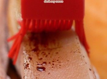 step3: 掃上老抽，
 Brush on a layer of dark soy sauce.
