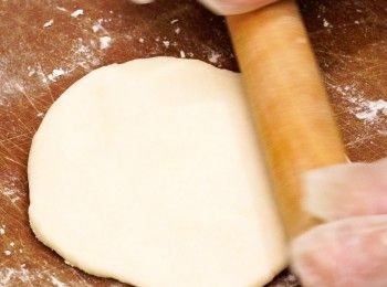 step6: 把小麵團桿成圓形，再把邊位壓薄
Roll a small dough into  circle shape. Then roll the edge thinner.
