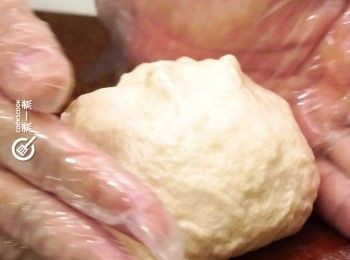 step2: 將麵團靜置20分鐘至起筋，加油搓勻，再加蓋靜置1小時
Let the dough sit for 20 minutes until gluten appear. Then knead well with oil and sit for an hour.
