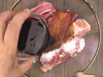 step2: 依次加入調味料
Add all seasonings.