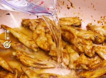 step5: 下水中細火煮至收汁
Add water and cook over low heat until sauce thicken.