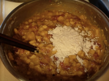 step5: 開始製作炸卷的餡料，將鴨蛋、蔥頭、紅蔥頭、馬蹄、豬肉、大地魚粉和花椒粉和鹽攪勻，分幾次加入中筋麵粉，攪勻