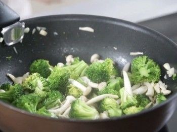 step5: 加入西蘭花，炒至均勻，最後加入魚露。