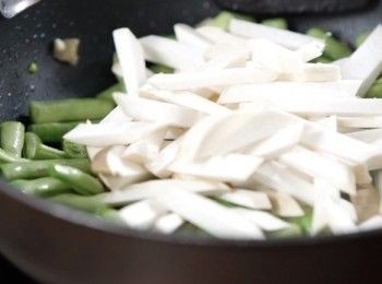 step3: 加入四季豆、杏鮑菇炒至均勻，再加入紹興酒、少許水。
Put in long bean, king oyster mushroom and stir fry until mix well, then put in Shao xing wine and a little water.