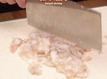 step2: 以刀背拍扁蝦仁，剁成蝦膠
Smash shrimps.