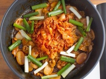step3: 稍微收汁後再加入泡菜、青蔥炒熟即可起鍋