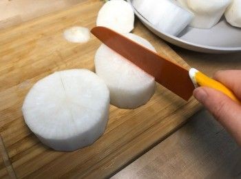 step2: 將白蘿蔔削皮、厚切成3cm的塊，在兩面各切幾刀以便入味。