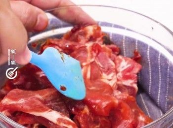 step1: 豬梅肉片用韓式辣醬、蜜糖、生抽及米酒醃15分鐘
Marinate pork slices with Korean chili paste, honey, soy sauce and rice wine for 15 minutes.