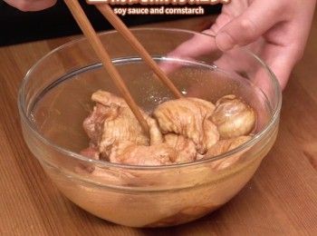 step1: 用豉油、糖、鹽、胡椒粉、生粉醃無骨<a href="https://bit.ly/3zHU5V3" target="_blank" data-keyword="雞翼" class="guide-link"><strong>雞翼</strong></a> <span style="display:inline-block;vertical-align:middle;margin-top:-3px;color:initial;border-radius:3px;padding:2px 3px;font-size:12px;line-height:14px;background:#87d300;color:#fff;">即買</span> 
Marinate boneless chicken wings with soy sauce, sugar, pepper and corn starch.