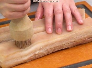 step2: 用叉在五花肉的豬皮戳洞
Poke holes on pork rind.