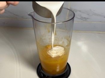 step4: 加入淡忌廉和淡奶。