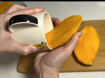 step1: 用杯起出芒果肉。