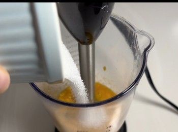 step3: 加入砂糖（砂糖的份量可以再視乎芒果的甜度而調節）。
