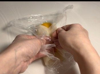 step9: 放上芒果肉，包起來。