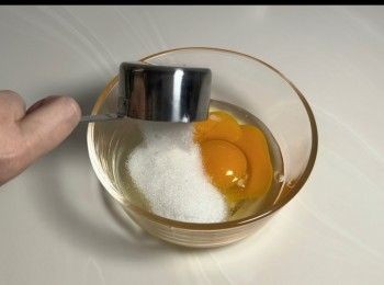 step1: 將雞蛋與40克的砂糖攪勻。