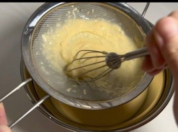 step5: 將粉漿過篩一次，使其質地變得順滑。