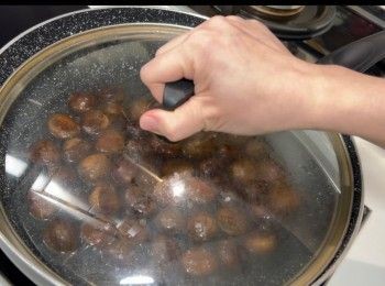 step7: 蓋上鑊蓋，用中火將栗子煮30分鐘。