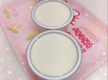 step11: 然後在模具的玫瑰花部份均勻的塗上一層粉紅色朱古力溶液，放進雪櫃冷藏約10-15分鐘至凝固（必需待完全凝固，才可再塗第2層） 2. 最後，塗上第2層朱古力溶液，再放進雪櫃冷藏至凝固，備用