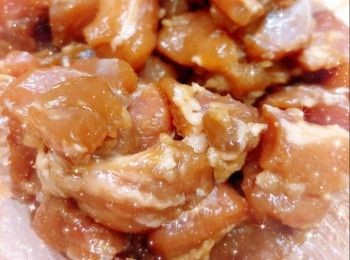 step1: 雞腿肉洗淨，瀝乾，切粒 2. 加入生抽、油、蒜茸、糖、胡椒鹽和胡椒粉醃約5小時