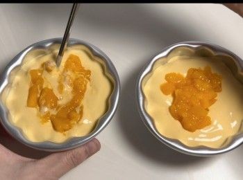 step7: 加入適量的芒果粒拌勻。