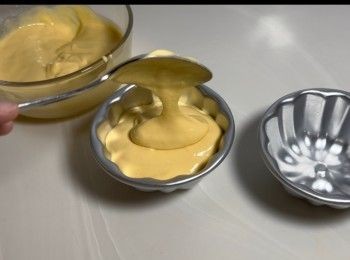 step6: 將布甸溶液過篩一次，然後平均倒入模具中。