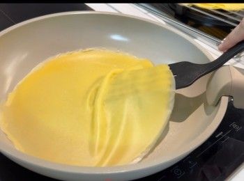 step9: 取出一個不沾的平底鑊，倒入適量的粉漿，不要太厚，用細火煎班戟皮。（煎法可以參考教學影片）