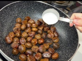 step5: 再加入砂糖，略炒。