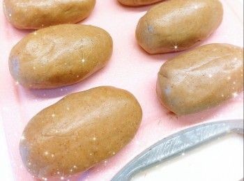 step11: 預熱電烤爐（待紅燈亮起計，至綠燈同時亮起），在烤盤上塗上少許油