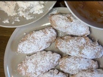 step4: 混合生粉和麵粉，撲在<a href="https://bit.ly/3zHU5V3" target="_blank" data-keyword="雞翼" class="guide-link"><strong>雞翼</strong></a> <span style="display:inline-block;vertical-align:middle;margin-top:-3px;color:initial;border-radius:3px;padding:2px 3px;font-size:12px;line-height:14px;background:#87d300;color:#fff;">即買</span> 上。
Combine potato starch and flour, press wings into flour mixture to coat.