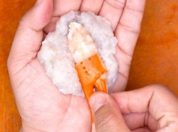 step8: 用手指壓一條坑
Press a slit with finger.