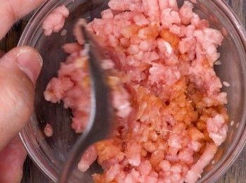 step1: 免治豬肉與豉油拌勻
Stir well minced pork and soy sauce.