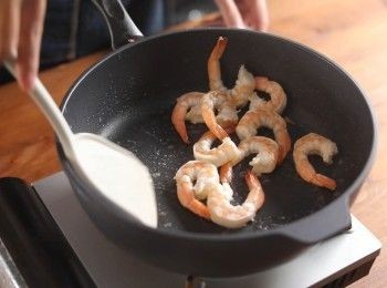 step1: 首先將蝦仁稍微爆炒出香氣後起鍋備用。