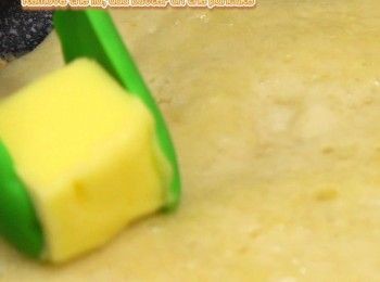 step8: 打開蓋，塗上少許牛油
Remove the lid, add butter on the pancake.