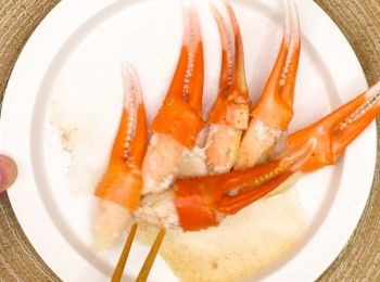 step1: <a href="https://bit.ly/2YzwBVG" target="_blank" data-keyword="蟹鉗" class="guide-link"><strong>蟹鉗</strong></a> <span style="display:inline-block;vertical-align:middle;margin-top:-3px;color:initial;border-radius:3px;padding:2px 3px;font-size:12px;line-height:14px;background:#87d300;color:#fff;">即買</span> 抹乾，加胡椒粉及花雕酒醃5分鐘除去雪味
Pat dry crab claws. Marinate with pepper powder and a little bit Huadiao wine to remove smell of ice.