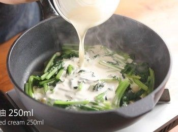 step3: 接著加入鮮奶油、鹽、黑胡椒，並煨煮5~10分鐘將菠菜煮軟即可。