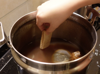 step5: 取出內鍋後，加入片糖和雞蛋，小火加熱10分鐘即可享用