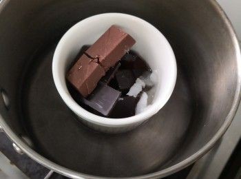 step2: 流心部份：格水坐溶朱古力片混入咖啡酒及椰子油待涼挖成一個個生朱古力球備用