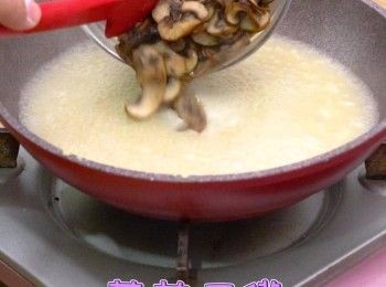step4: 蘑菇回鑊，下黑椒、鹽及糖調味
Add mushroom. Add ground pepper and seasons with salt and pepper.