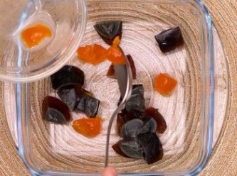 step4: 將皮蛋粒及鹹蛋黃粒放在碟內
Put diced century egg and salty egg yolk in a dish.