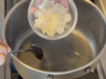 step2: 將黑芝麻醬和另外200毫升水加放入鍋中，攪拌，加入冰糖，小火加熱煮溶冰糖