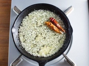 step1: 首先將油燒熱後，加入蒜末、乾辣椒炒香。