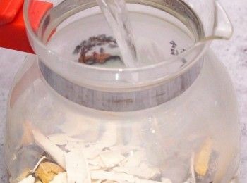 step2: 放入茶壺內，加入500毫升熱水
Put inside a teapot and add 500ml.