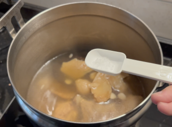 step6: 2-3小時後，可再小火加熱至沸騰，關火加鹽調味