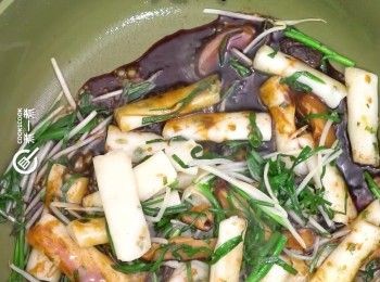 step7: 下腸粉炒勻，再下<span class="group_2">豉油皇汁</span>兜勻
Add back rice-flour rolls. Stir fry with the sauce.