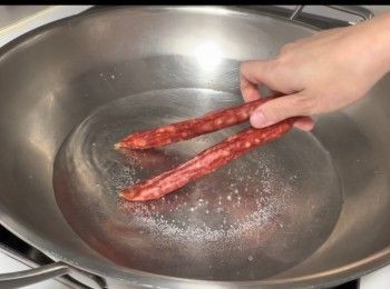 step1: 先將臘腸汆水30秒，然後用大火隔水蒸20分鐘。
